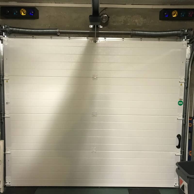 MPO Fenêtres Porte de garage sectionnelle motorisée, panneaux en cassette blanc