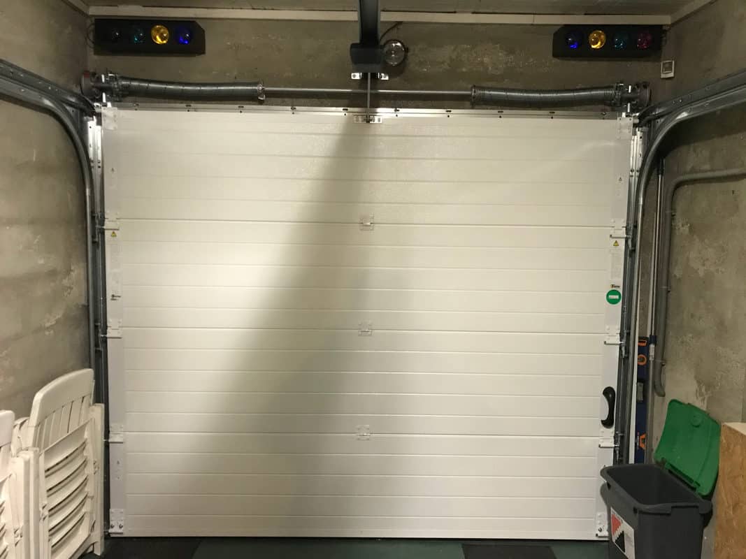 MPO Fenêtres Porte de garage sectionnelle motorisée, panneaux en cassette blanc