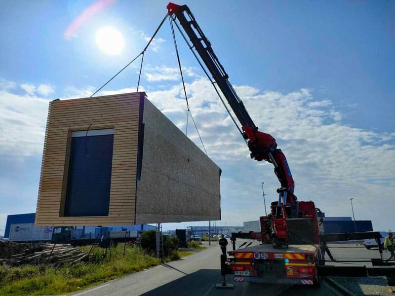 déplacement d'un container transformé en habitation avec menuiseries alu mpo fenêtres tours