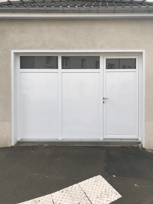 porte de garage sur mesure avec portillon intégré triple vitrage mpo fenêtres le mans