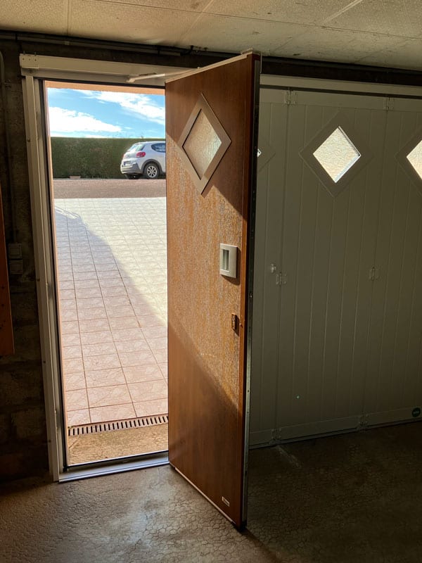 porte de garage effet bois avec porte battante mpo fenetres alencon.jpg
