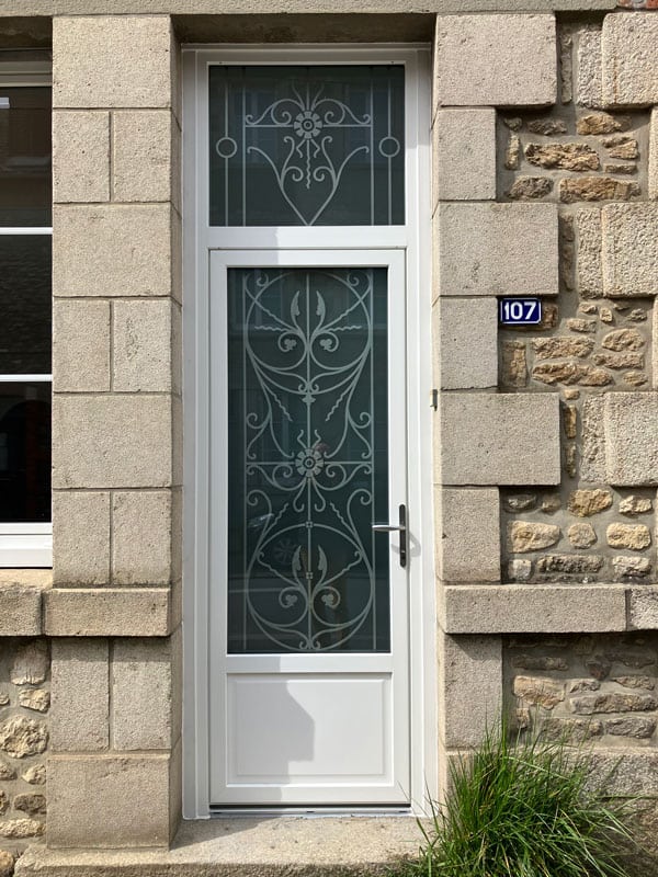 porte d'entrée pvc vitrée avec grille décorative mpo fenêtres alençon