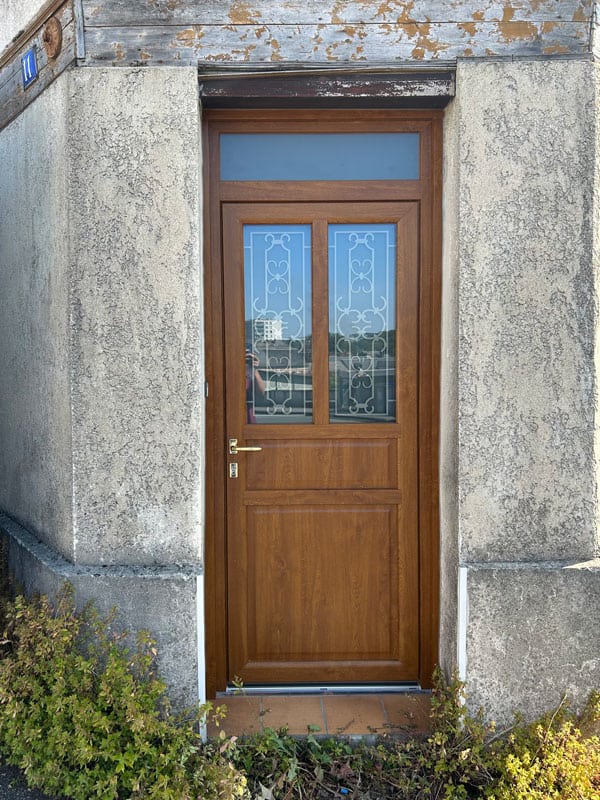porte d'entrée pvc chêne doré avec reproduction de grille décorative mpo fenêtres rouen