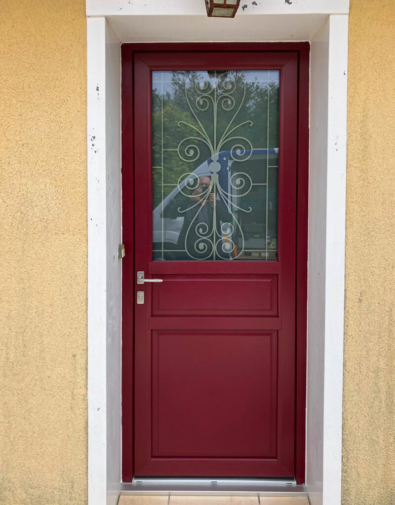 porte d'entrée pvc rouge mpo fenêtres le mans